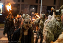 Černá čertovská jízda ve Vizovicích přilákala stovky lidí. Dvoumetrového čerta v 15kilovém kožichu si děti zamilovaly