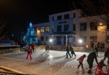 Pátek na bruslích. Ve Vizovicích hotový večírek, v Kašavě si před úřadem udělali rovnou Winter Classic!