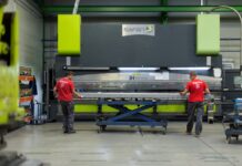 Obsluha ohraňovacího lisu – KOMA Modular Vizovice